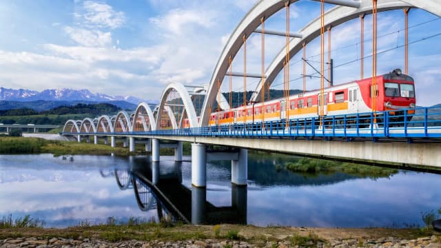 Gdzie warto pojechać pociągiem? Odkryj najlepsze destynacje w Polsce Gdzie warto pojechać pociągiem? Odkryj najlepsze destynacje w Polsce