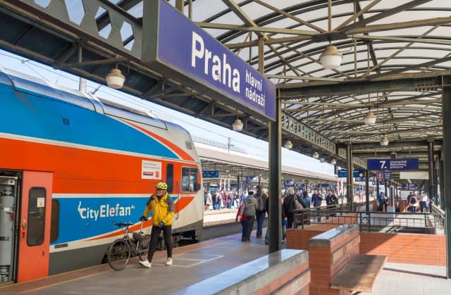Jak dojechać do Pragi pociągiem? Sprawdź najlepsze trasy i porady Jak dojechać do Pragi pociągiem? Sprawdź najlepsze trasy i porady