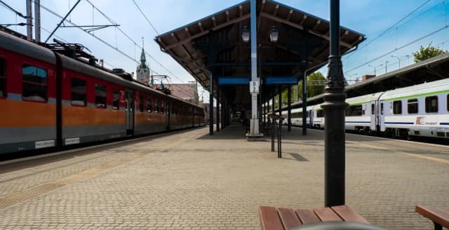 Pociąg Kraków-Balice: Który peron? Sprawdź, aby uniknąć problemów! Pociąg Kraków-Balice: Który peron? Sprawdź, aby uniknąć problemów!